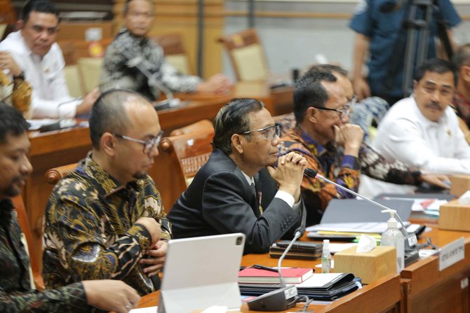 menko polhukam mahfud md rapat dengan komisi iii dpr