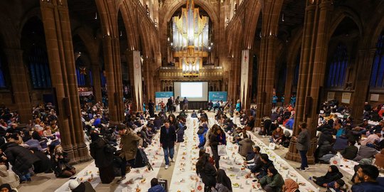 Suasana Gereja Katedral Manchester Jadi Tempat Buka Puasa Bersama Muslim Inggris