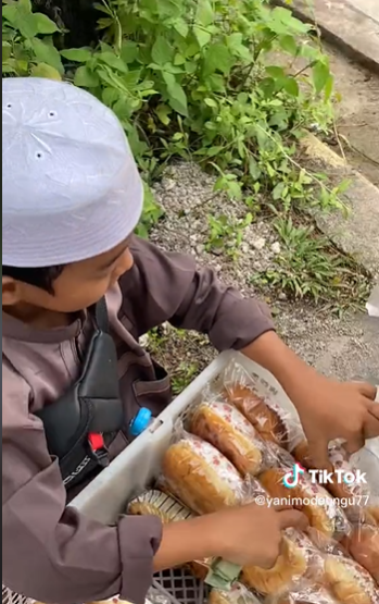 terus nyanyi sambil jual aksi tukang roti ini menuai pujian