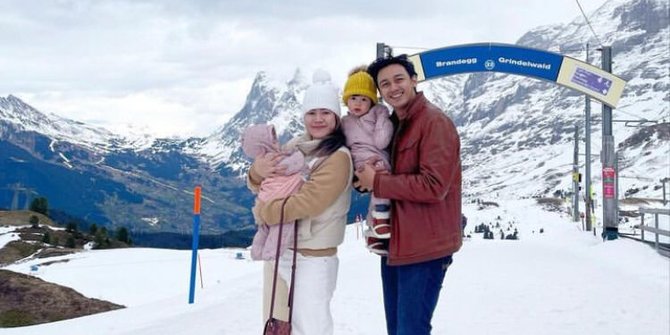 Ajak Dua Anaknya, Intip Momen Liburan Keluarga Caesar Hito di Swiss