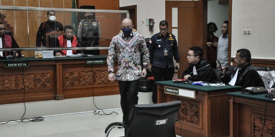 Ekspresi Teddy Minahasa Jalani Sidang Tuntutan Kasus Narkoba