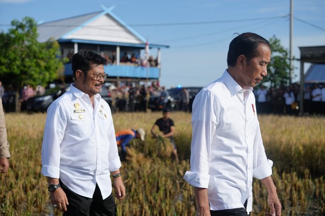 presiden jokowi bersama mentan syl panen raya di maros sulsel 1