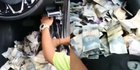 Hendak Bersihkan Mobil, Petugas Ini Kaget Temukan Banyak Uang di Dashboard