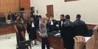 Gaya Santai Teddy Minahasa Usai Dituntut Hukuman Mati