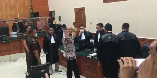 Gaya Santai Teddy Minahasa Usai Dituntut Hukuman Mati