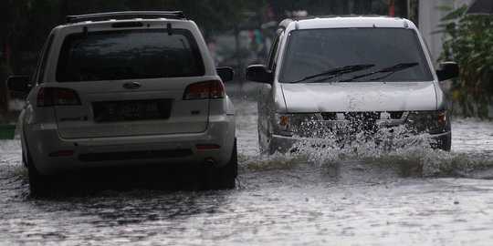 Diguyur Hujan Lebat, Jalan Tebet Barat Raya Banjir Setinggi Lutut