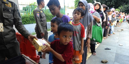 Ratusan Warga Mengantre Takjil Gratis dari Pemkab Bogor