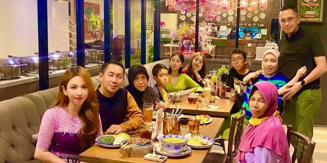 Potret Ibu Kombes Cantik Heni Tania Ngabuburit Sambil Beli Takjil Cilok Pinggir Jalan