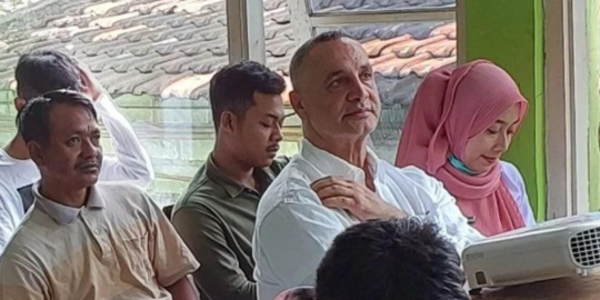 Bule Australia Puji Bimbingan Nikah KUA Tuban, Terkesan saat Ikut Bareng Calon Istri