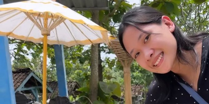 Berusaha Tegar, Ini Momen Pitha Mentari Kunjungi Makam Syabda Perkasa