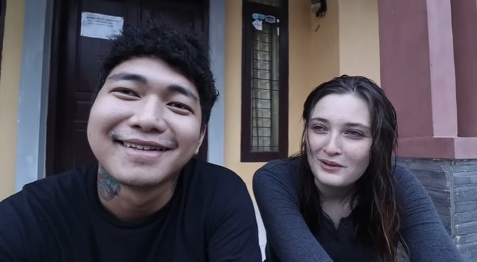 istri bule amerika puasa bareng suami wni pas buka makan gorengan sampai merem melek