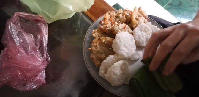 istri bule amerika puasa bareng suami wni pas buka makan gorengan sampai merem melek