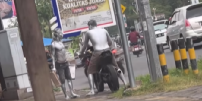 Pria Manusia Silver di Jember Tertangkap Kamera Naik Motor Mahal, Curi Perhatian