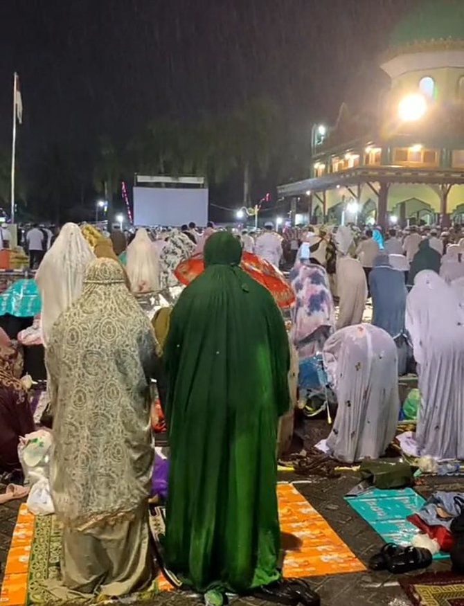 bikin haru warganet bocah ini payunngi ibunya saat salat di tengah hujan