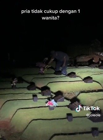 bukti wujud kesetiaan pria ini datangi makam mendiang istri setiap hari
