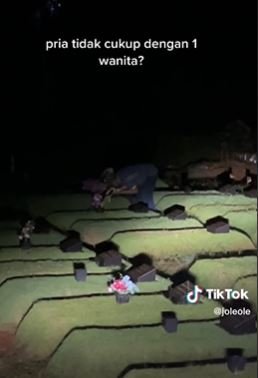 tak pernah absen datangi makam sang istri sebelum bekerja