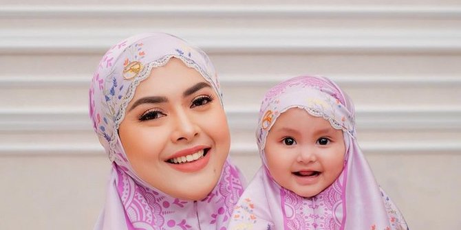 6 Potret Terbaru Raya Maryam Anak Ketiga Aisyahrani, Foto Pakai Mukena Gemesin Banget