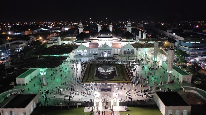 salat tarawih di masjid baiturrahman banda aceh