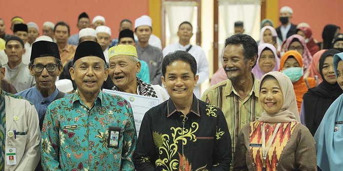 Senyum Semringah Petugas Fardhu Kifayah di Pontianak Terima Bantuan Dana