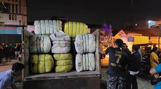 polda sumut amankan ratusan karung pakaian bekas ilegal