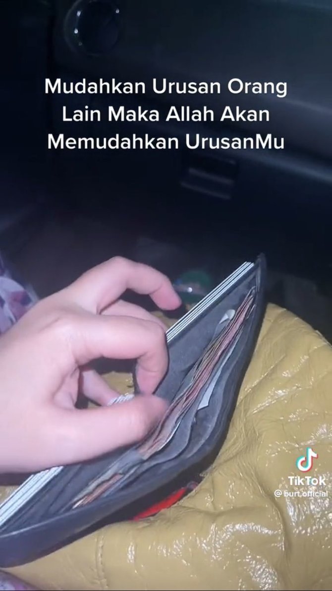 momen pria temukan dompet milik orang dan kembalikan ke pemiliknya banjir pujian