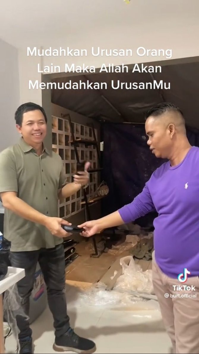 momen pria temukan dompet milik orang dan kembalikan ke pemiliknya banjir pujian