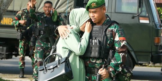 Tangis Haru Warnai Pelepasan 450 Prajurit TNI AD Jaga Perbatasan di Papua