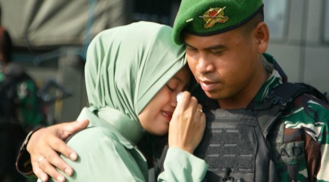 tangis haru keluarga prajurit tni