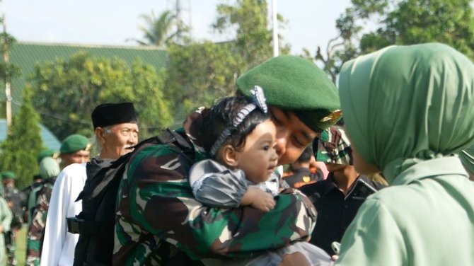 tangis haru keluarga prajurit tni