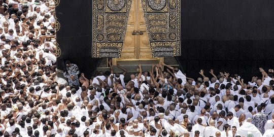 Potret Perjuangan Meraih Berkah Ramadan di Pintu Ka'bah