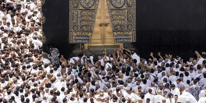 Potret Perjuangan Meraih Berkah Ramadan di Pintu Ka'bah