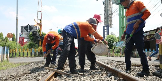 Jelang Puncak Mudik Lebaran, KAI Daop 8 Surabaya Perbaiki Lintasan Rel Kereta