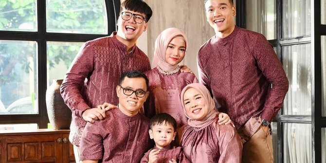 Kekompakan Keluarga Fuji jadi Model Busana Muslim, Pose Gala Sky Gemas Banget