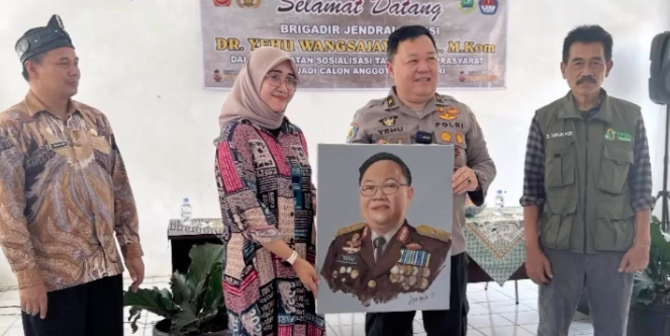 Bintang 1 Polri 'Jenderal Bersahaja' Pulang Kampung, Warga Beri Cinderamata Unik