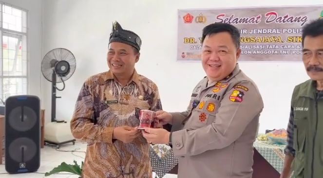 bintang 1 polri 039jenderal bersahaja039 pulang kampung warga beri cinderamata unik