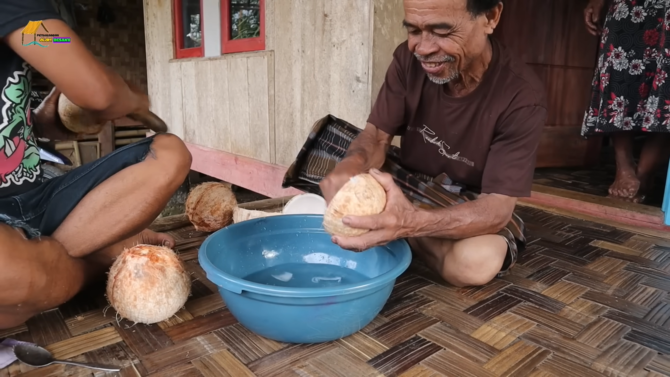 cara warga kampung cibihul sukabumi buka bersama pakai es kelapa bikin rindu pulang