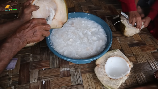 cara warga kampung cibihul sukabumi buka bersama pakai es kelapa bikin rindu pulang