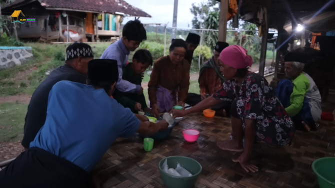 cara warga kampung cibihul sukabumi buka bersama pakai es kelapa bikin rindu pulang