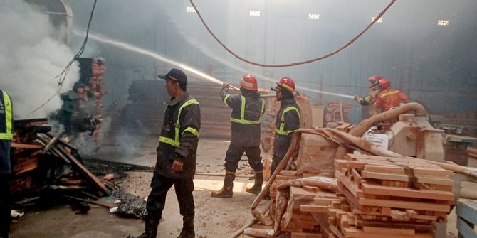 Pabrik Pintu Kayu di Bekasi Terbakar, Diduga akibat Mesin Penyedot Serbuk Korsleting