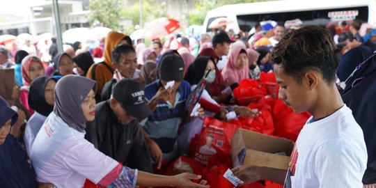 Harga Bahan Pokok Naik, Bazar Sembako Murah di Jatim Diserbu Warga