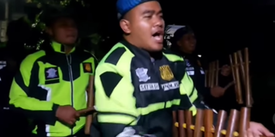 Unik, Polisi di Bogor Ini Keliling Bangunkan Sahur Bawa Calung