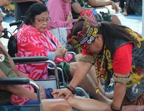 mertua eks panglima tni jajal pengobatan 039ajaib039 ida dayak kakinya sembuh diurut