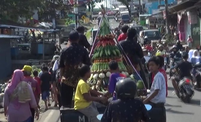 mengenal tradisi legenonan sedekah bumi warga pekalongan