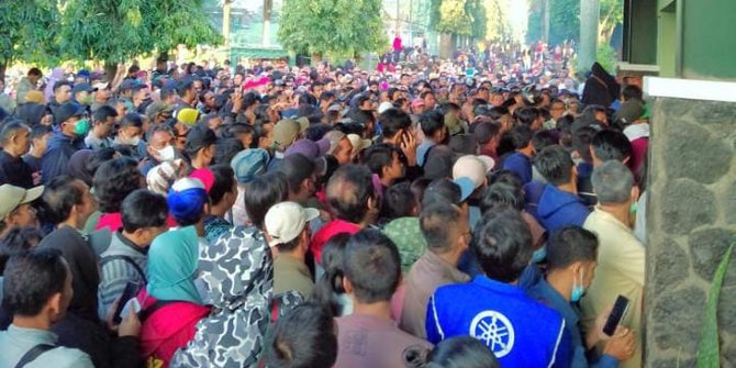Berharap Istri Diobati Ida Dayak, Warga Lampung Rela Bermalam di Kostrad Cilodong
