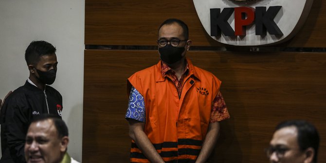 Ekspresi Rafael Alun Diborgol dan Pakai Rompi Oranye Usai Ditahan KPK