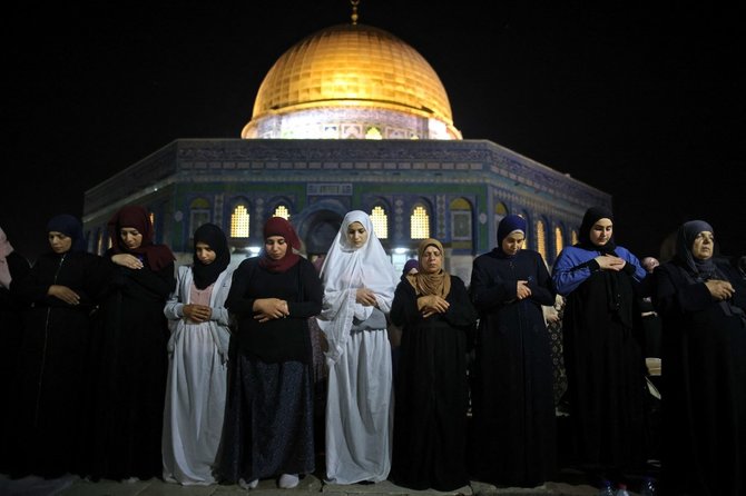 kekhusyukan doa muslim palestina saat berburu malam lailatul qadar