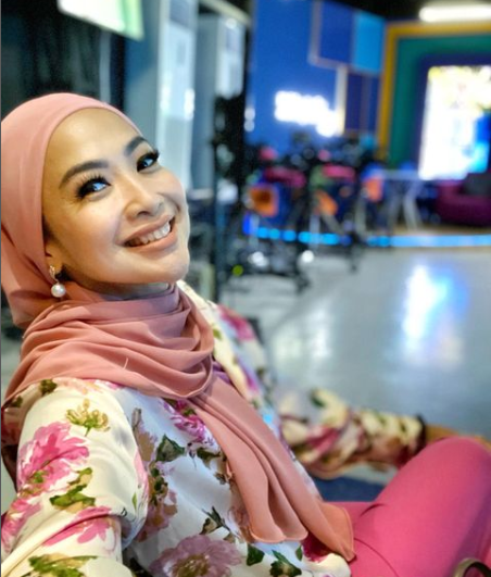 intip potret feni rose dalam balutan hijab bikin pangling hingga banjir pujian