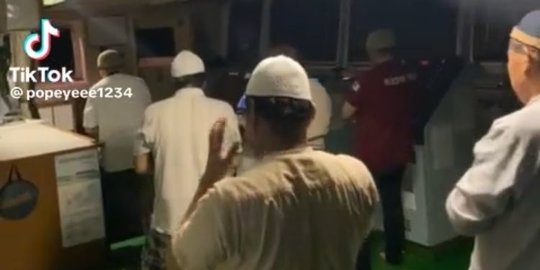 Ibadah Sekaligus Latih Keseimbangan, Begini Potret Salat Tarawih di Atas Kapal