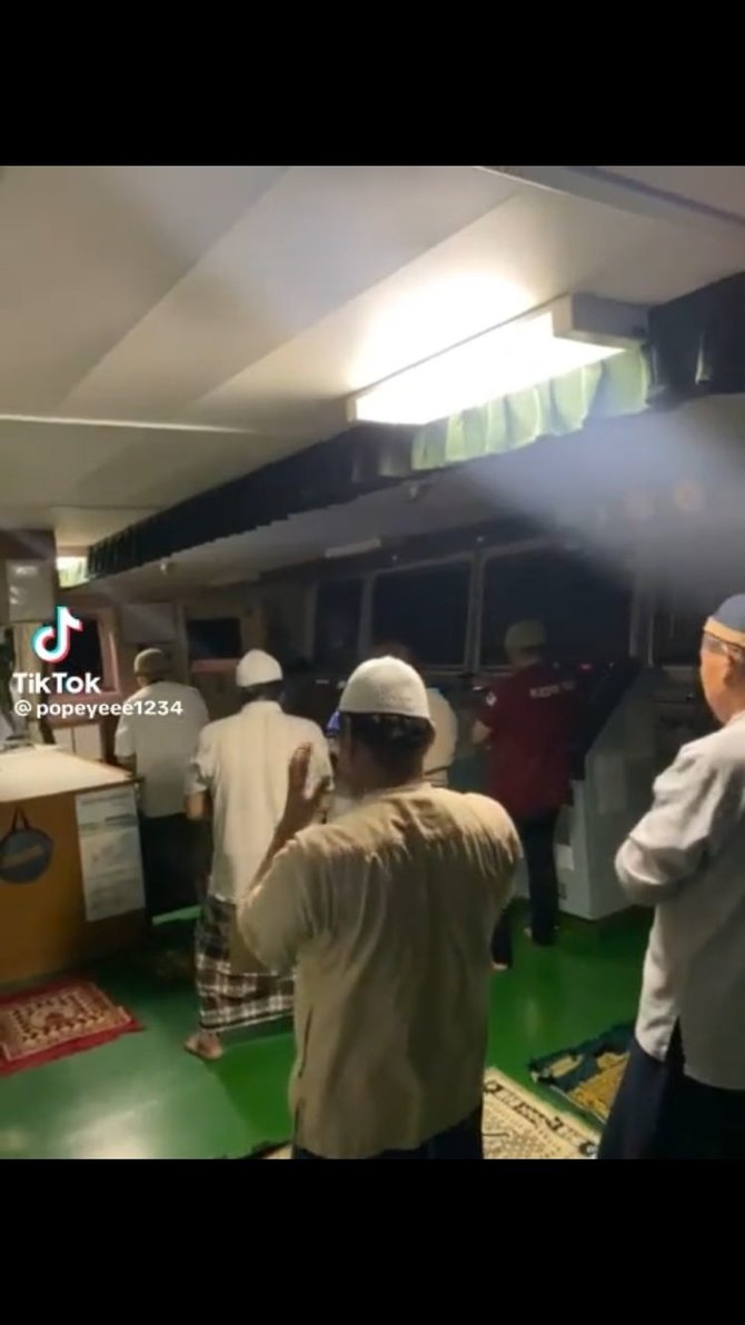 ibadah sekaligus latih keseimbangan begini potret salat tarawih di atas kapal