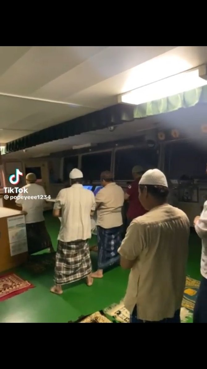 ibadah sekaligus latih keseimbangan begini potret salat tarawih di atas kapal